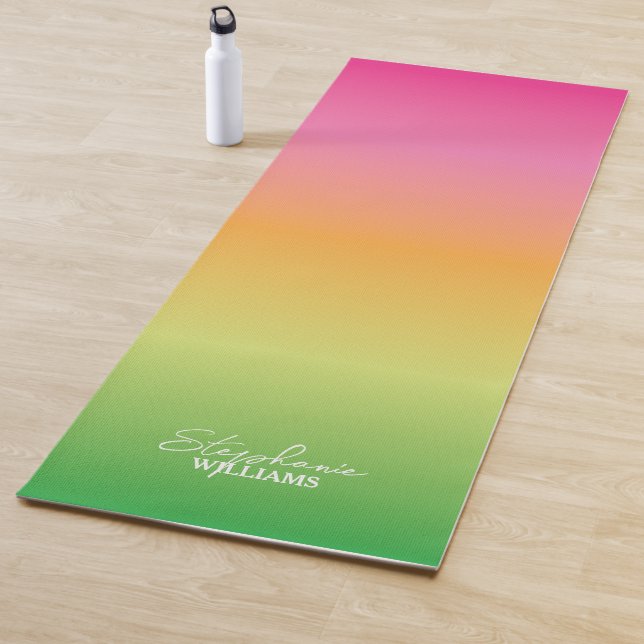 Tapis De Yoga Manteau de Yoga rose-vert dégradé avec nom personn (En situation)