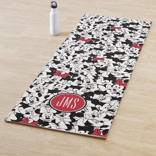 Tapis De Yoga Minnie branchée | Monogramme de la boîte à points  (En situation)