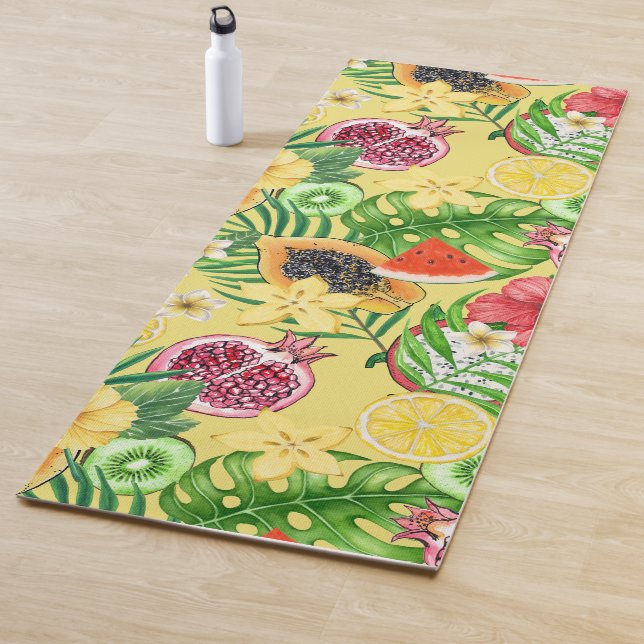 Tapis De Yoga Mix-fruit tropical, fleurs et feuilles sur jaune (En situation)