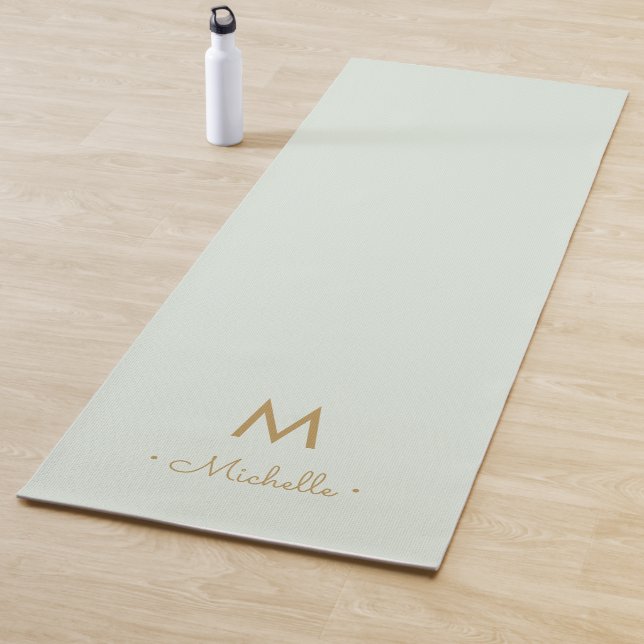 Tapis De Yoga Modern Sage Green Gold Script Monogram (En situation)