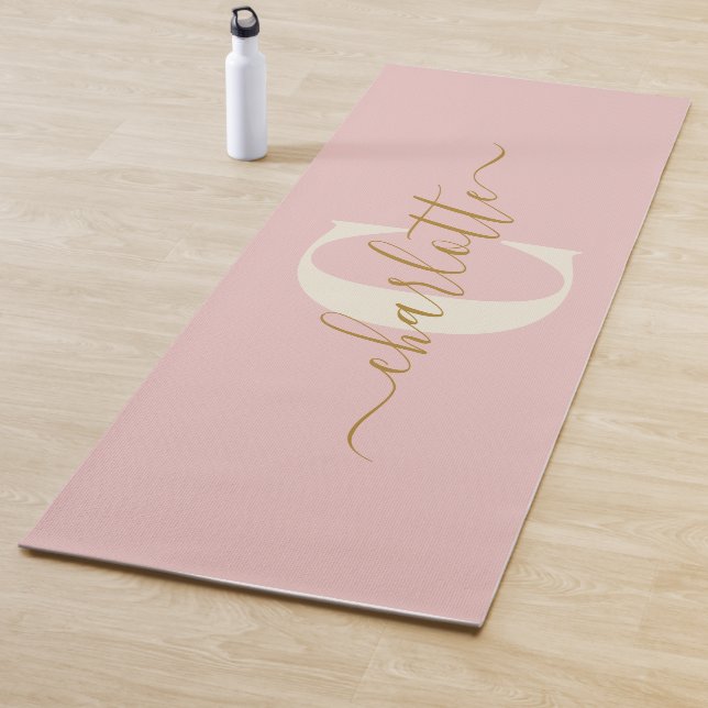 Tapis De Yoga Moderne Design Monogramme Nom Blush Pink (En situation)