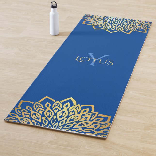 Tapis De Yoga Monogramme bleu de la marine Mandala (En situation)
