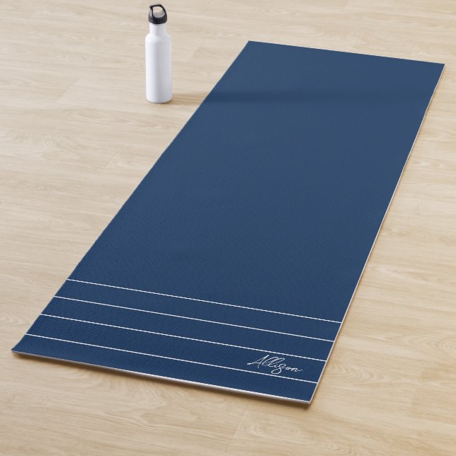 Tapis De Yoga Monogramme bleu et blanc de la marine géométrique (En situation)