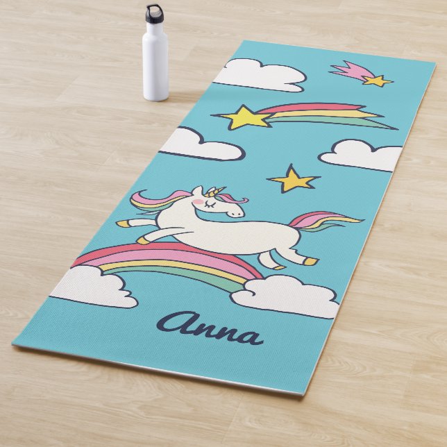 Tapis De Yoga Monogramme. Coupe Doodle Rainbow Stars Nuages (En situation)