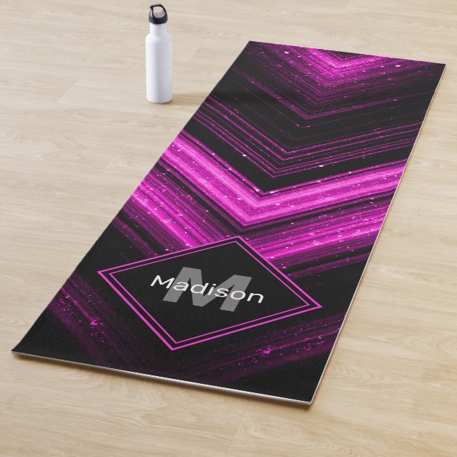 Tapis De Yoga Monogramme de chevron magenta rose brillant métall (En situation)
