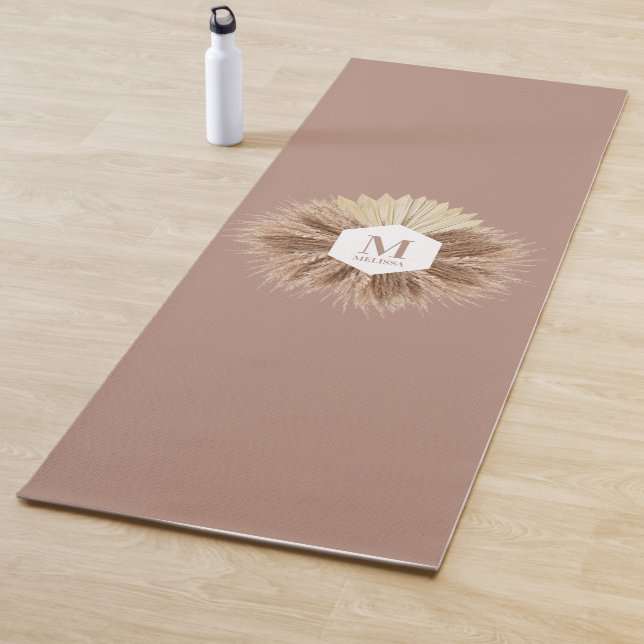 Tapis De Yoga Monogramme de couleurs neutres rustiques chaudes (En situation)