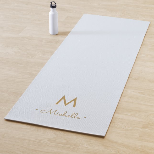 Tapis De Yoga Monogramme de script en or bleu clair moderne (En situation)