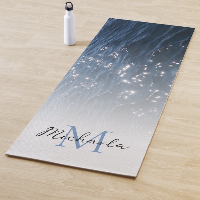 Tapis De Yoga Monogramme des vagues de la mer bleue profonde (En situation)