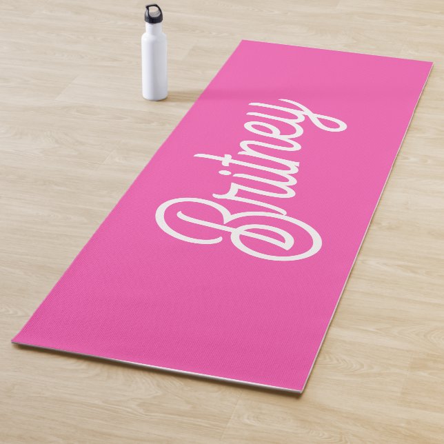 Tapis De Yoga Monogramme et nom personnalisés Hot Pink moderne (En situation)