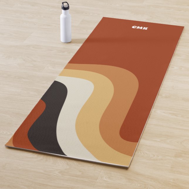 Tapis De Yoga Monogramme Hippie Super les années 70 orange rétro (En situation)