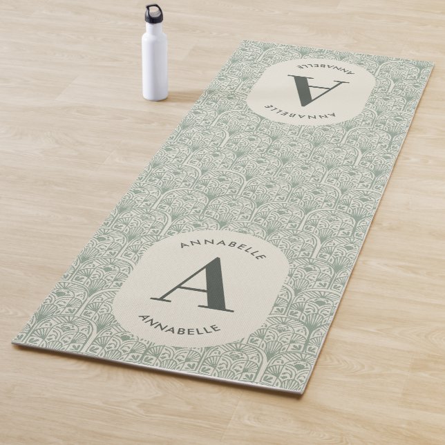 Tapis De Yoga Monogramme Initial Personnalisé Art Déco Vert Saug (En situation)
