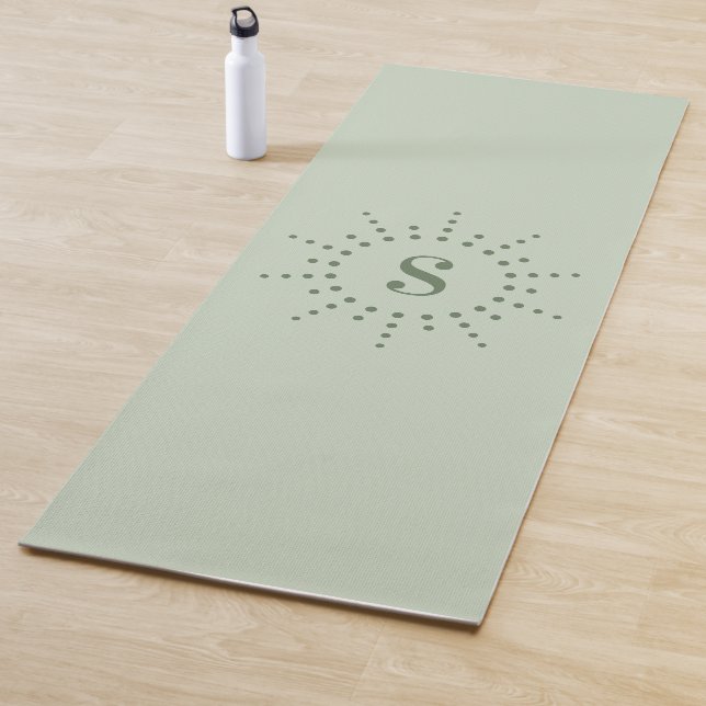 Tapis De Yoga Monogramme initial radiale soleil éclat vert sauge (En situation)