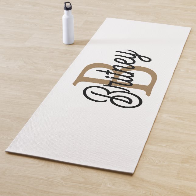 Tapis De Yoga Monogramme moderne élégant Nom Black Gold Script (En situation)