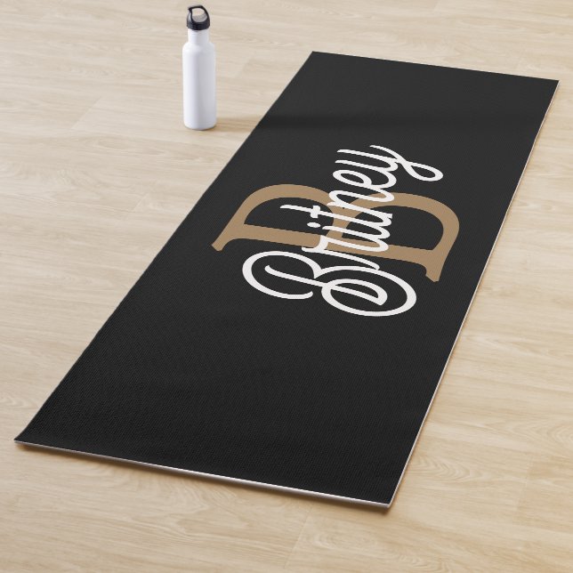 Tapis De Yoga Monogramme moderne élégant Nom Black Gold Script (En situation)