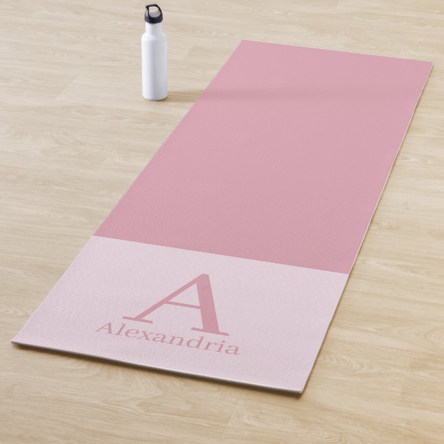 Tapis De Yoga Monogramme moderne Nom rose minimal (En situation)
