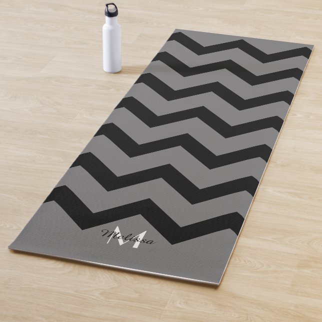 Tapis De Yoga Monogramme motif Chevron noir et gris simple (En situation)