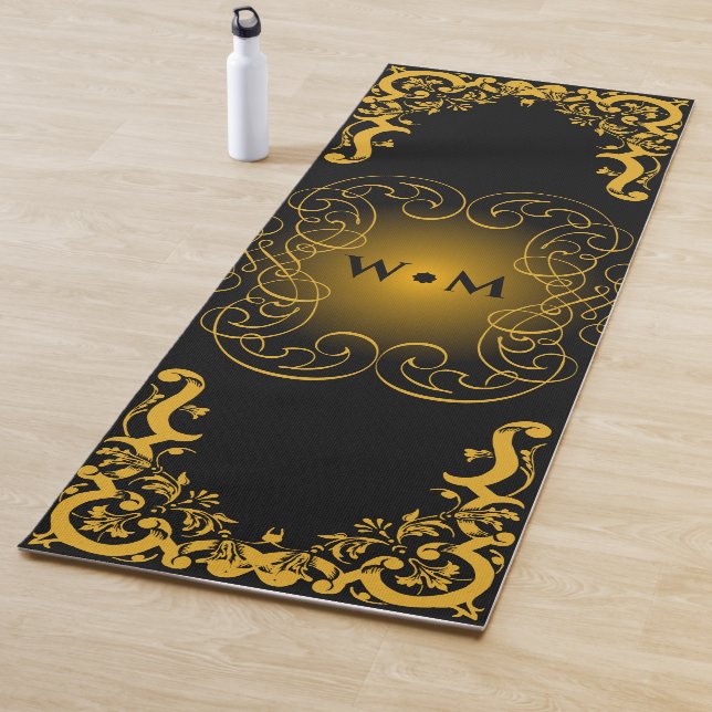 Tapis De Yoga Monogramme Noir et Or avec éléments décoratifs (En situation)