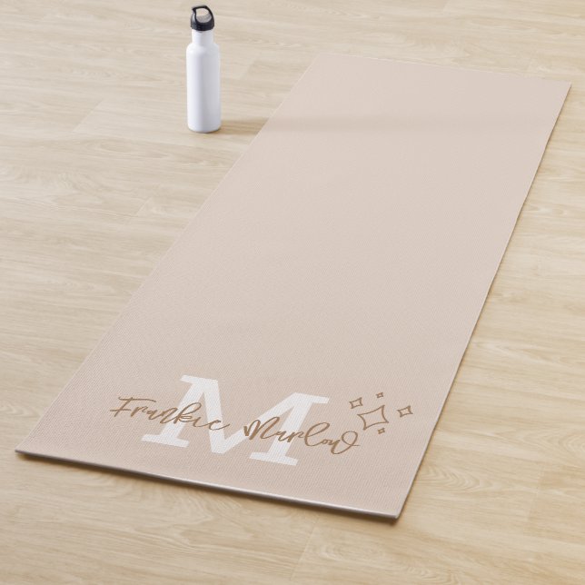 Tapis De Yoga Monogramme personnalisé Nom initial minimal Beige (En situation)
