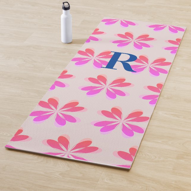 Tapis De Yoga Monogramme Retro Fleur Motif rose beige (En situation)