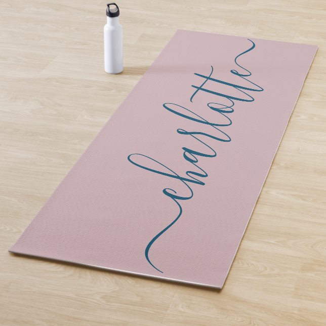 Tapis De Yoga Monogramme rose et bleu simple élégant (En situation)