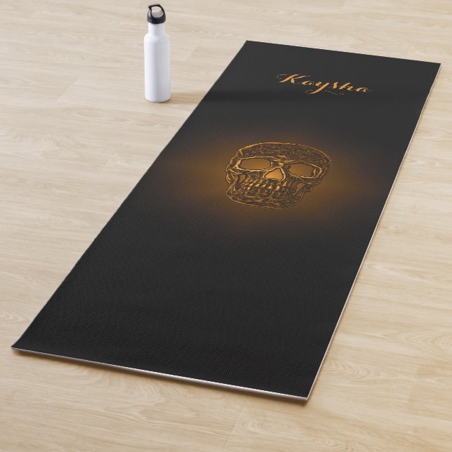 Tapis De Yoga Monogramme stylistique moderne gothique du crâne (En situation)