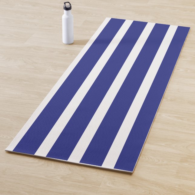 Tapis De Yoga Motif à rayures bleu et blanc marine (En situation)
