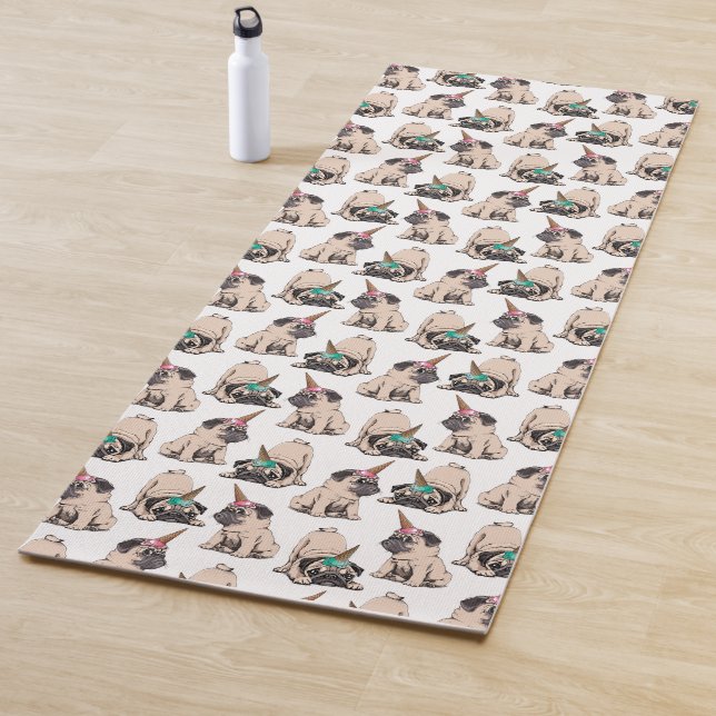 Tapis De Yoga Motif aspirant de licorne des carlins | de chiot (En situation)