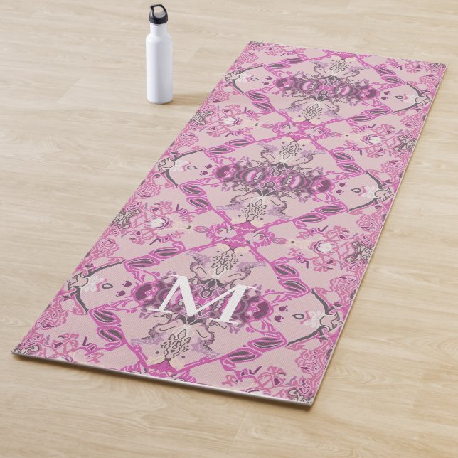 Tapis De Yoga Motif baroque monogramme élégant dans les tons ros (En situation)