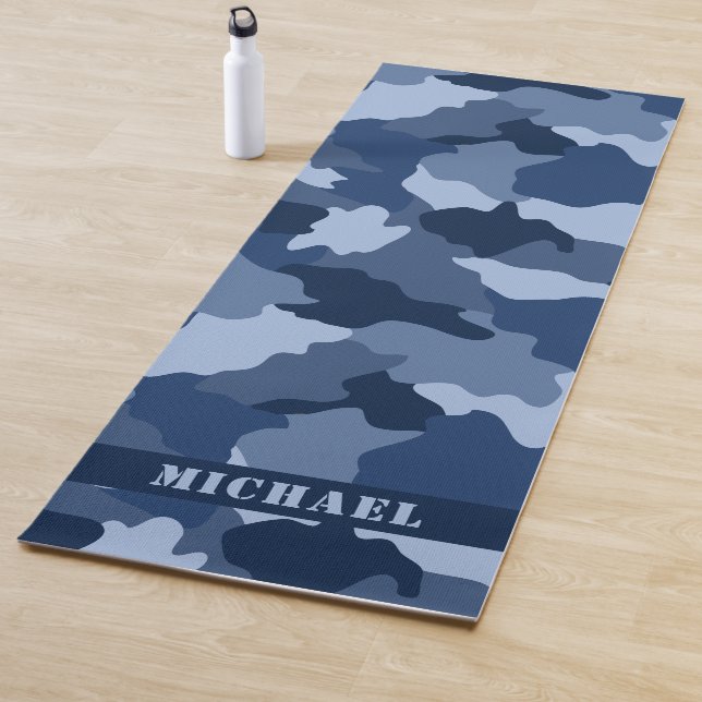 Tapis De Yoga Motif de camouflage bleu Nom du monogramme (En situation)