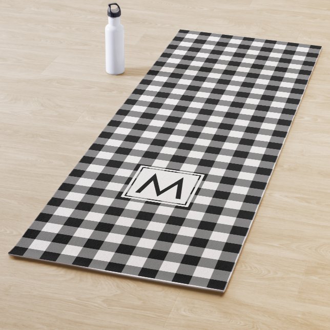 Tapis De Yoga Motif de chèque de Buffalo noir et blanc monogramm (En situation)