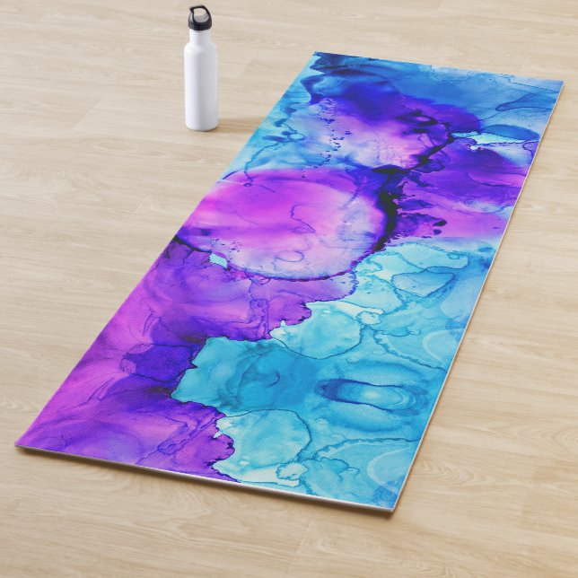 Tapis De Yoga Motif de dégradé d'aquarelle violet et bleu (En situation)