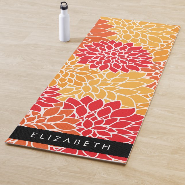 Tapis De Yoga Motif De Fleurs, Orange Dahlia, Votre Nom (En situation)