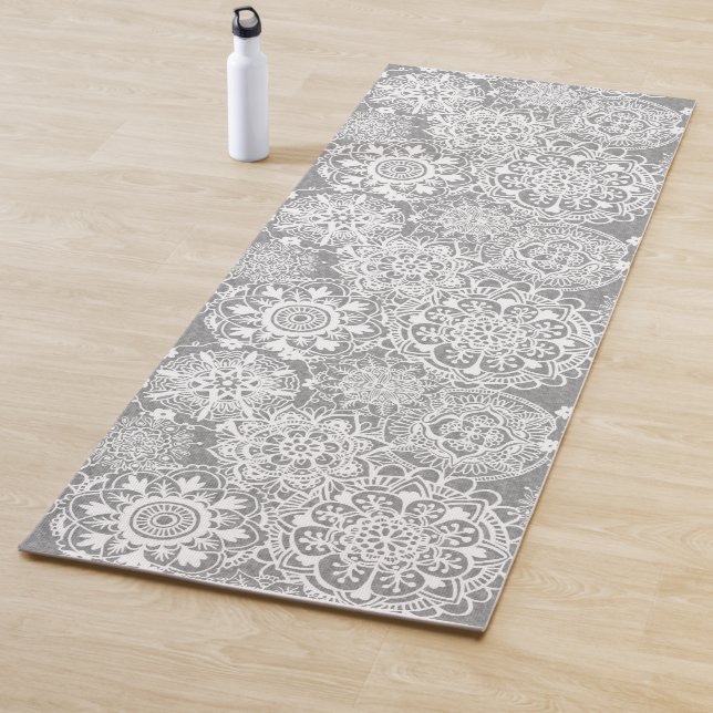 Tapis De Yoga Motif de mandala blanc et gris doux (En situation)