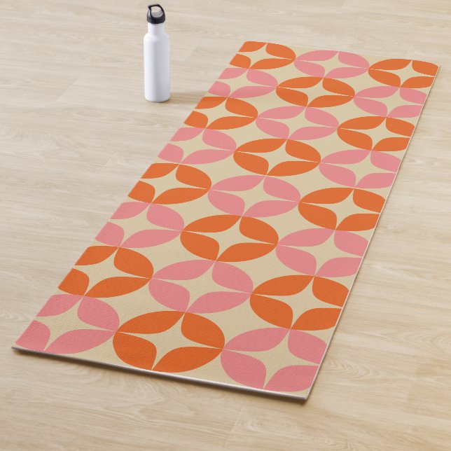 Tapis De Yoga Motif géométrique Mod Rose orange Mid Century (En situation)
