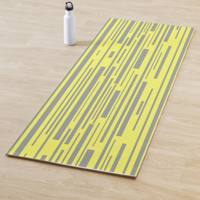 Tapis De Yoga Motif moderne gris et jaune rayures (En situation)