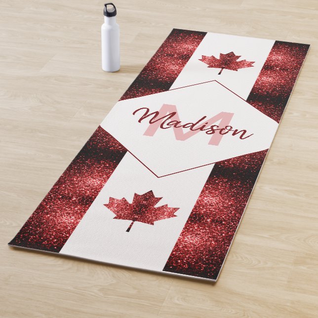 Tapis De Yoga Motif Monogramme du drapeau du Canada (En situation)