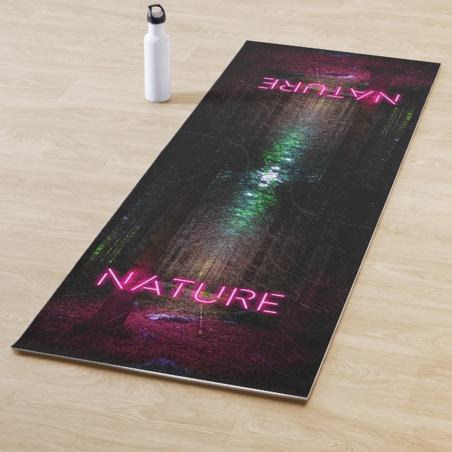 Tapis De Yoga Mystère forêt d'épinette nature néon magenta signe (En situation)