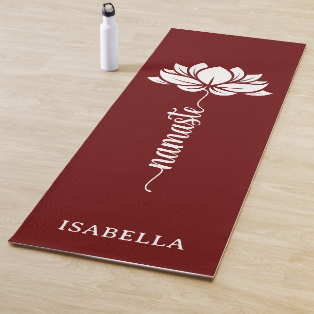 Tapis De Yoga Namaste Lotus Flower Moderne Bourgogne Nom personn (En situation)
