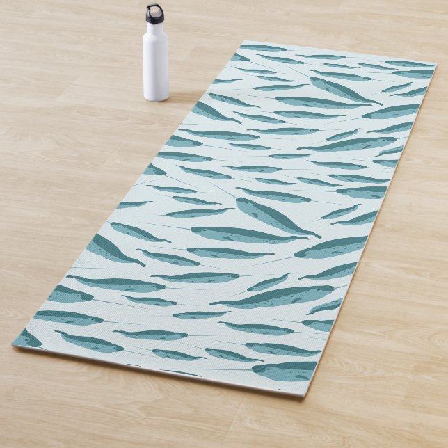 Tapis De Yoga Narwhal dans le Motif de l'océan bleu (En situation)