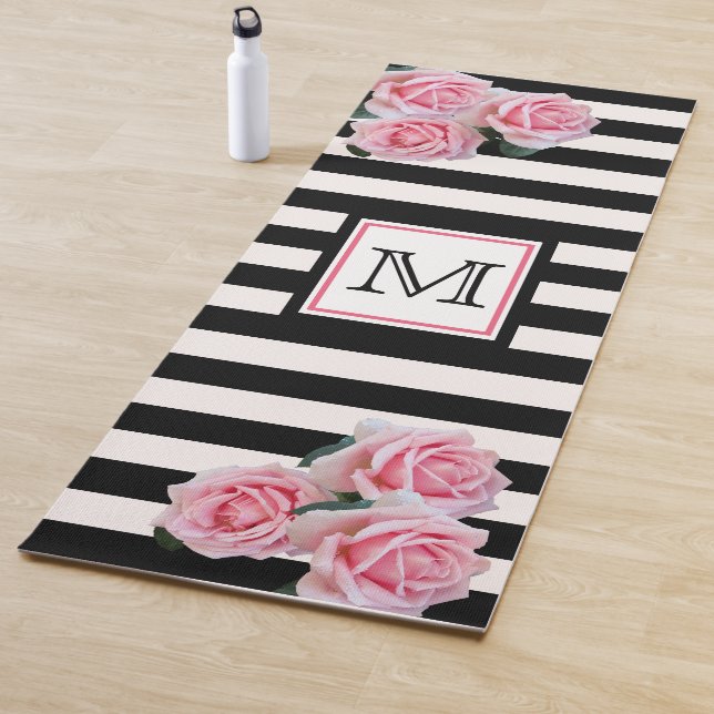 Tapis De Yoga Noir blanc rayures florales rose monogramme (En situation)