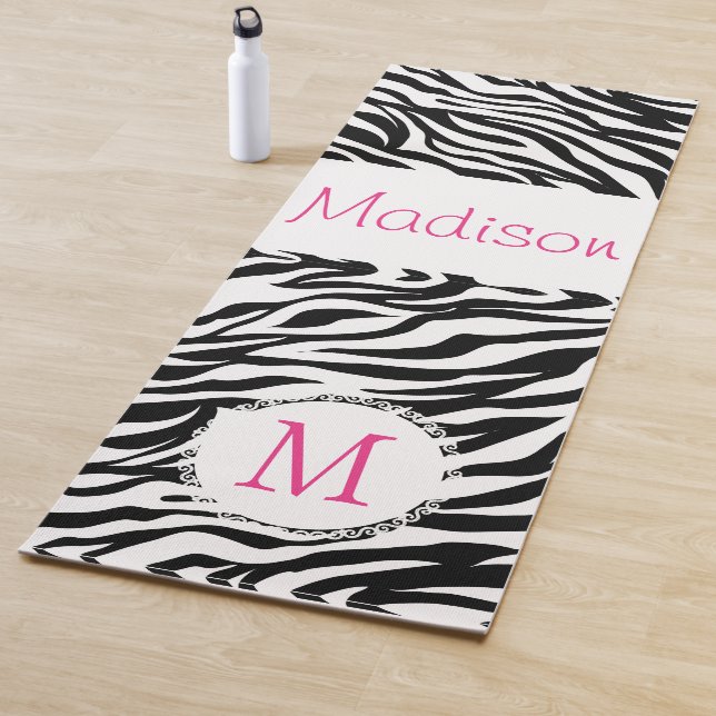 Tapis De Yoga Noir Blanc Zèbre animal tendance Monogramme Yoga M (En situation)