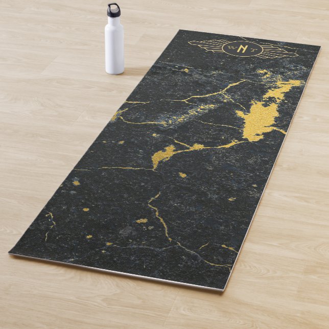 Tapis De Yoga Noir Marbre trois lettres Monogramme Art Déco (En situation)