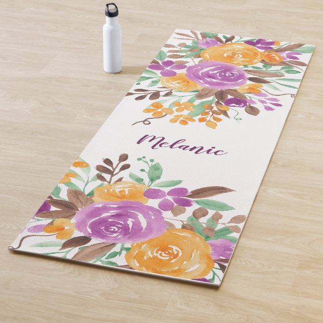 Tapis De Yoga Nom d'aquarelle fleurie violette moderne (En situation)