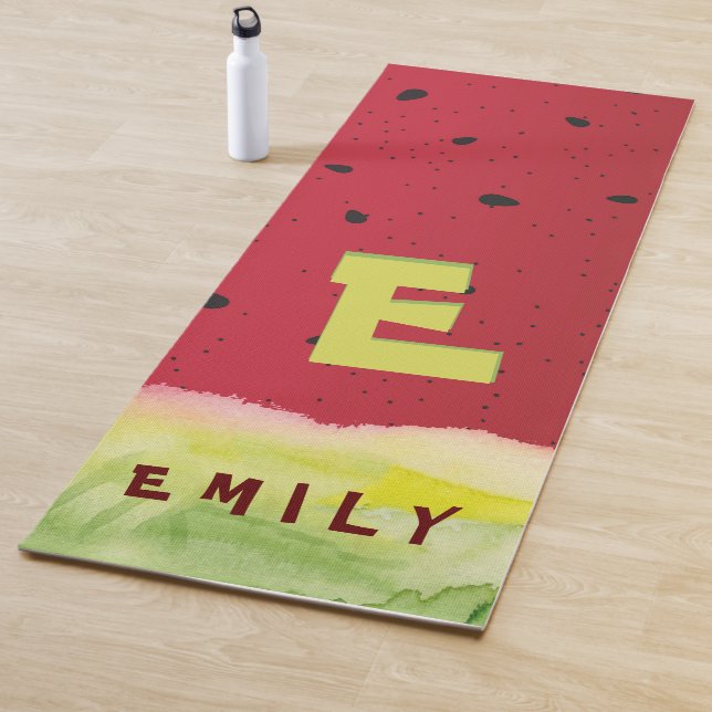 Tapis De Yoga Nom de la pastèque personnalisée Monogramme (En situation)