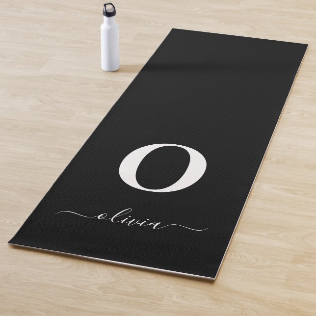 Tapis De Yoga Nom de script Monogramme Personnalisé Noir Et Blan (En situation)