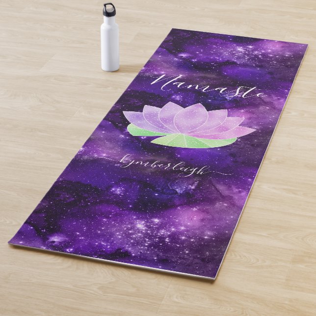 Tapis De Yoga Nom du monogramme de lotus lotus violet cosmique N (En situation)