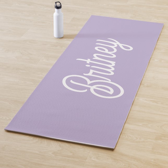 Tapis De Yoga Nom du monogramme violet de lavande chic personnal (En situation)