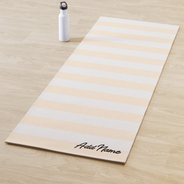 Tapis De Yoga Nom personnalisé beige et blanc (En situation)