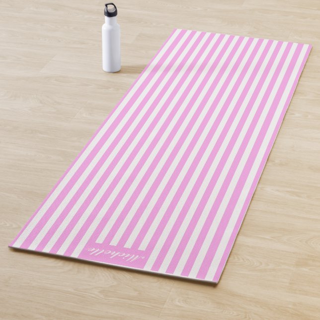 Tapis De Yoga Nom personnalisé de la ligne de bande blanche rose (En situation)