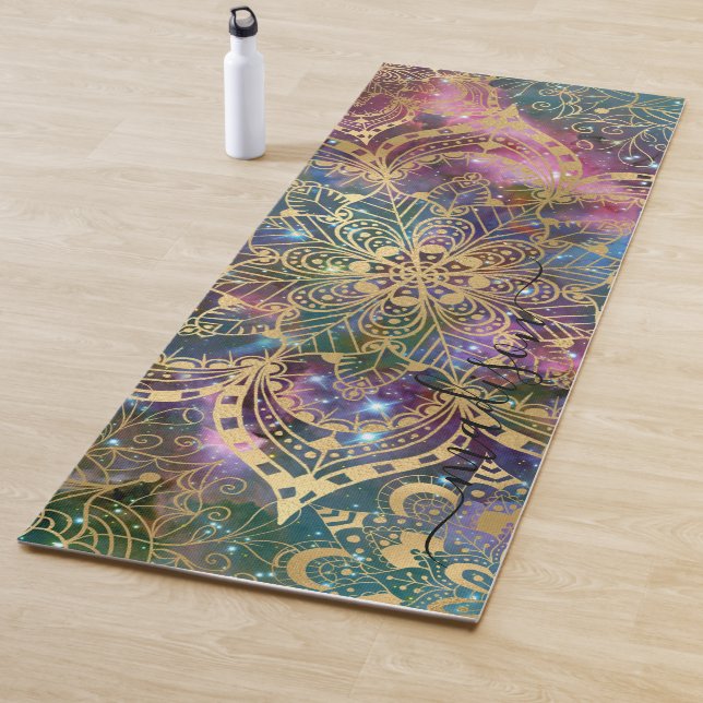 Tapis De Yoga Nom personnalisé de la nébuleuse mauve Mandala Gol (En situation)